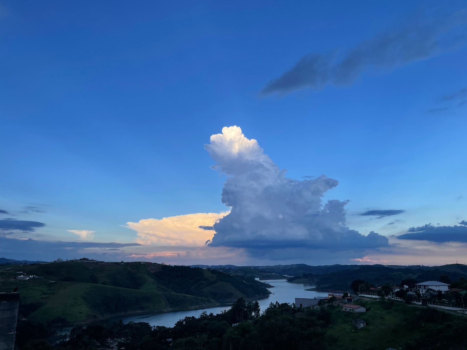 Pôr do sol na represa